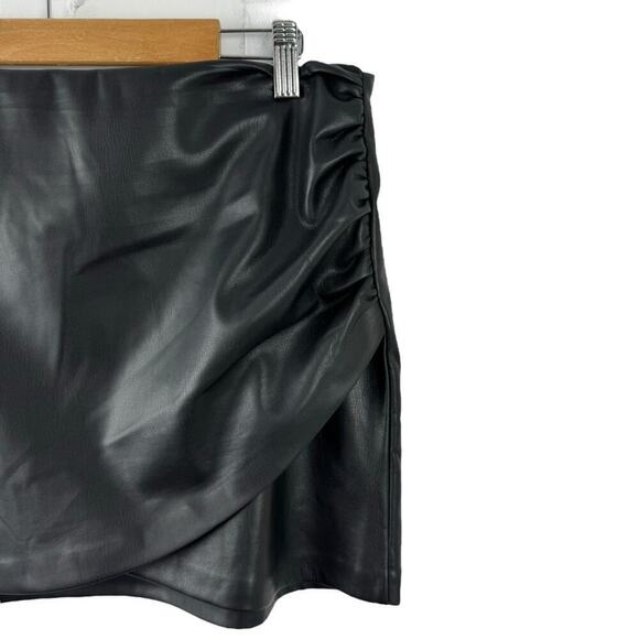 NWT House of Harlow 1960 Black Vegan Leather Mini Ruched Skirt Size Medium - Picture 3 of 15
